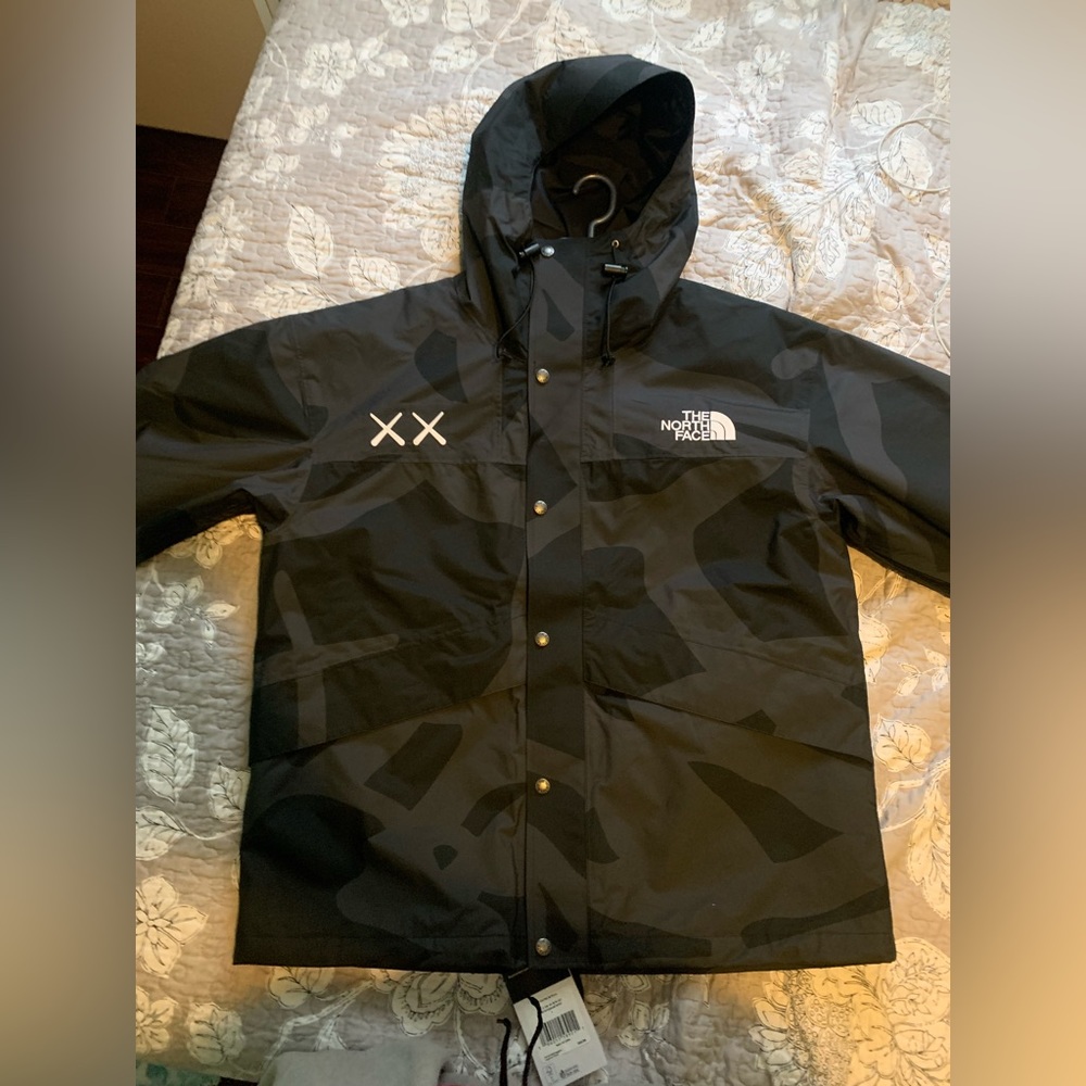 Kaws x North face Rainjacket/windbreaker